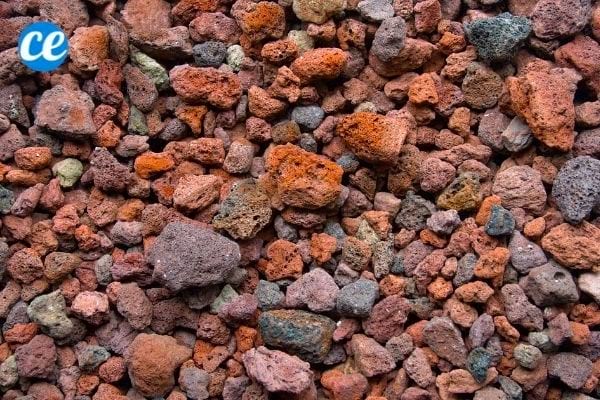 La pouzzolane, aussi appelée pierre de lave, est un excellent paillis pour le jardin.