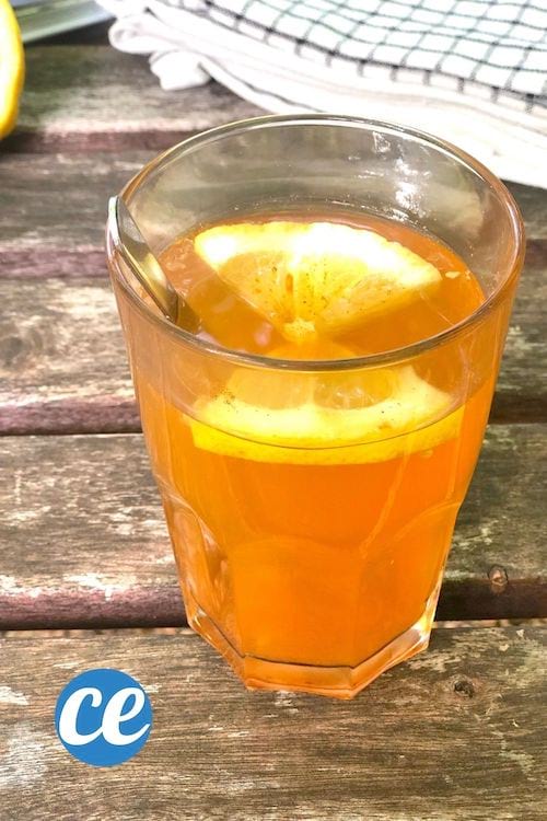 Un verre de boisson à base de vinaigre de cidre avec deux tranches de citron