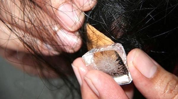 Un glaçon sur des cheveux pour décoller un chewing gum