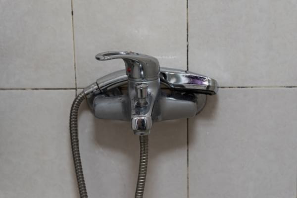 Robinet de douche entartré