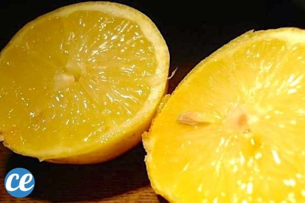 Rondelles de citron coupées en deux parties pour désinfecter naturellement
