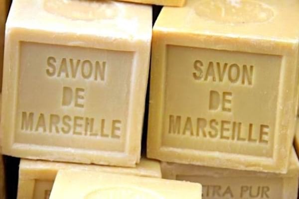 Savon de Marseille en deux parties carrés pour faire ses lessives