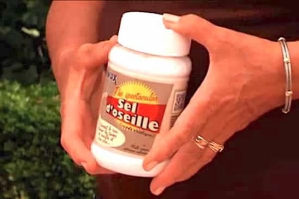 Sel d'oseille entre des mains pour blanchir et détacher