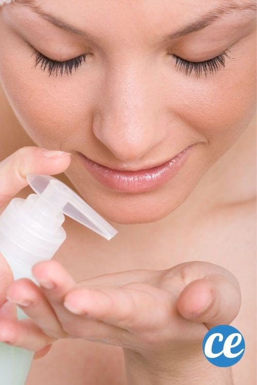 Visage d'une femme qui met du shampoing dans sa main