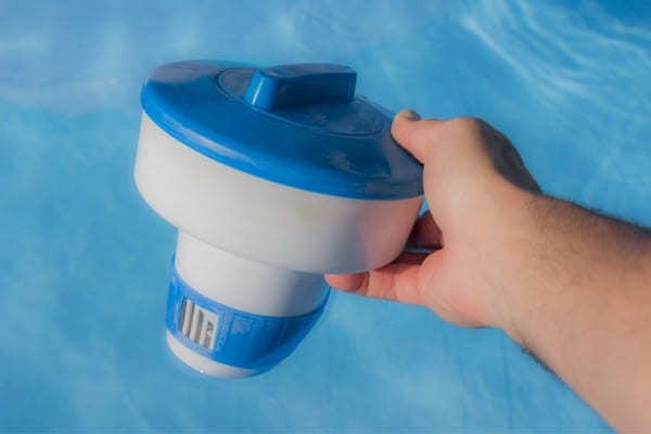 Un skinner rempli de chlore pour chloration choc de l'eau d'une piscine