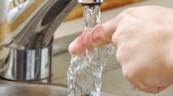 de l'eau qui coule d'un robinet pour soulager une brulure