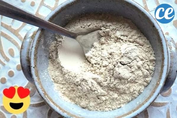 Terre de Sommières pour retirer les taches de gras avec une cuillère dans un pot 