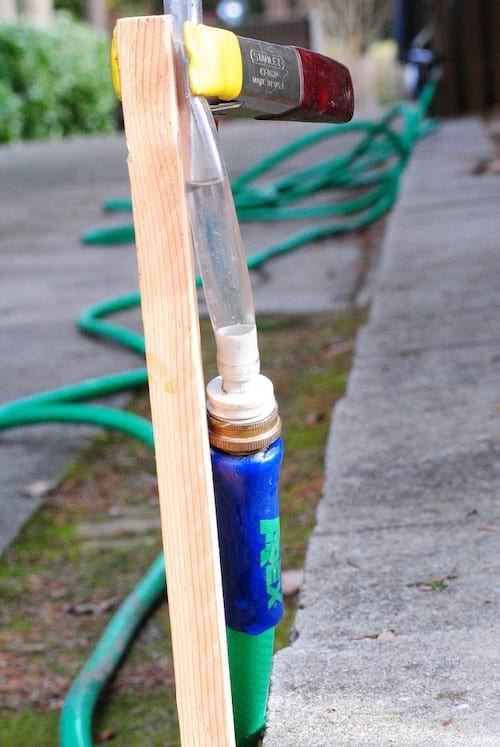 Utilisez un vieux tuyau d'arrosage pour faire un niveau à eau.