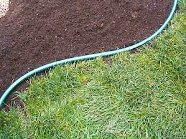 Utilisez un vieux tuyau d'arrosage pour tracer les contours de parterre dans votre jardin.