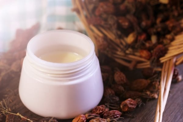 un bol de rose musquée pour rendre la peau douce