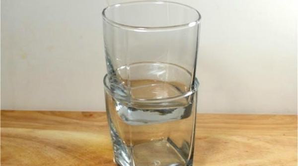 2 verres coincés entre eux à retirer avec des glaçons