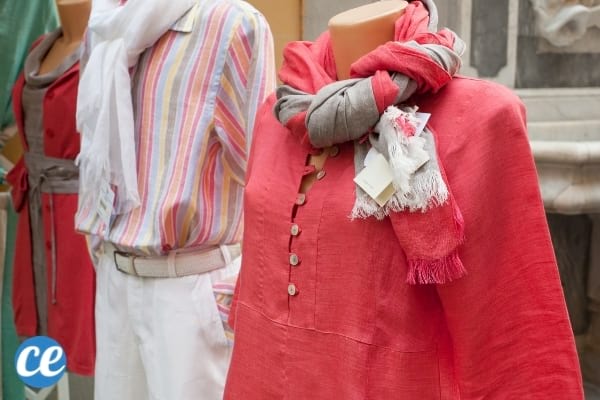 Vêtements rose sur des mannequins 