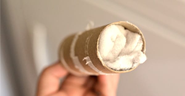 De l’allume-feu fait maison avec un rouleau de papier toilette et des résidus de sèche-linge.