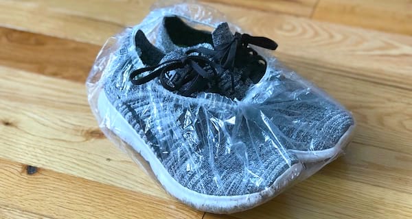 Dans chaussures sales dans un bonnet de douche.