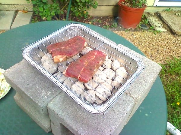 Astuce camping : une barquette en aluminium pour faire un BBQ DIY.