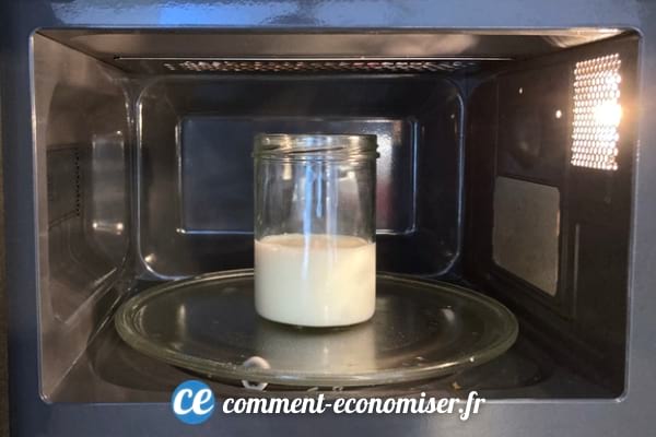 Comment faire mousser du lait rapidement au micro-ondes.