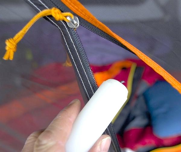 Astuce camping : frotter une bougie sur la fermeture éclair de votre tente pour qu’elle soit bien glissante.