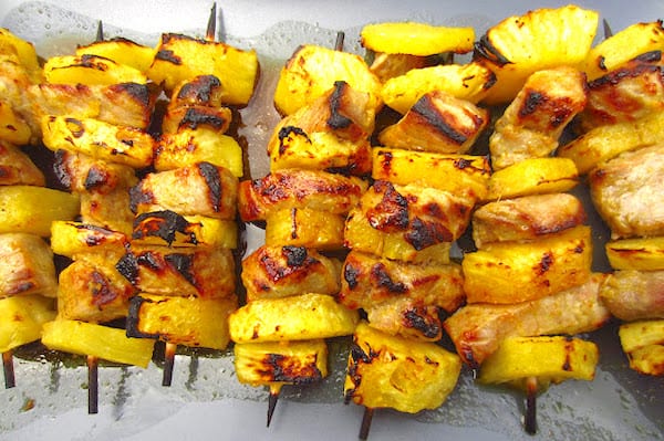 Brochettes de porc et ananas faites au barbecue