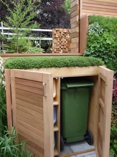 Poubelle extérieure cachée dans un cabanon ouvert en extérieur