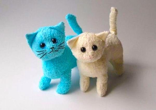 Petits chats en peluche faits avec de vieilles serviettes de toilette