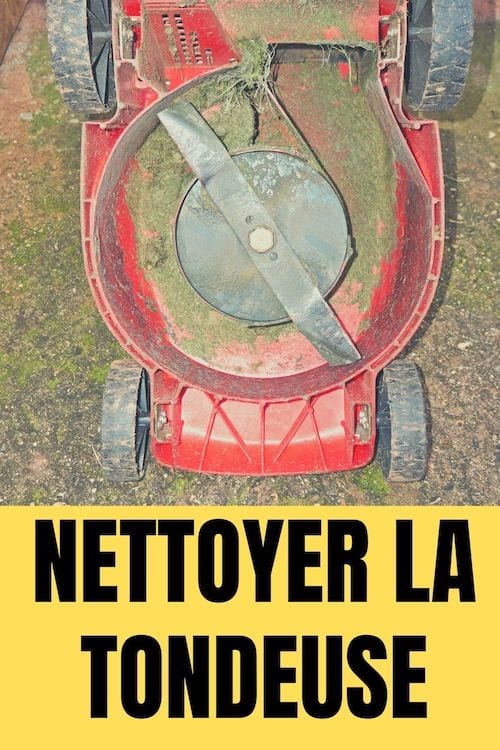 une tondeuse sale et pleine d'herbe à l'envers pour la nettoyer avec du vinaigre blanc