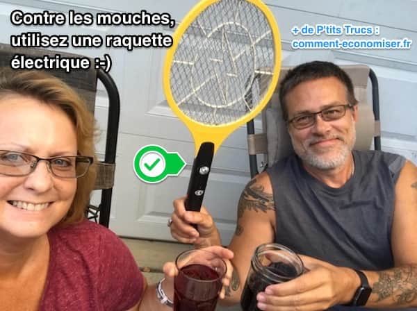 Une raquette électrique pour tuer les mouches dans le jardin