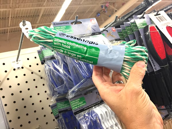 Astuce camping : une corde à linge avec des crochets.