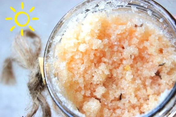 Un gommage au sel pour bronzer plus vite