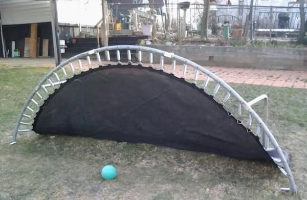 Trampoline coupé en deux transformé en cage de foot 