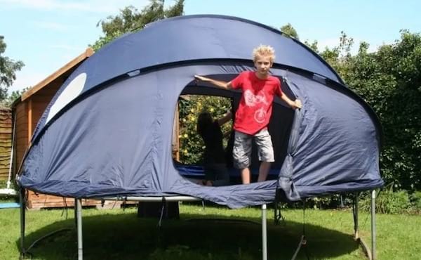 Trampoline transformé en tente de camping 