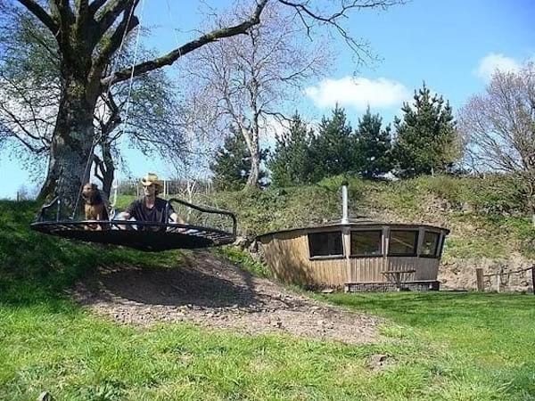 Trampoline mis dans un espace de détente en pleine nature 