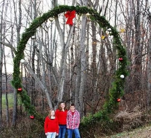 Trampoline transformé en Couronne géante pour les fêtes