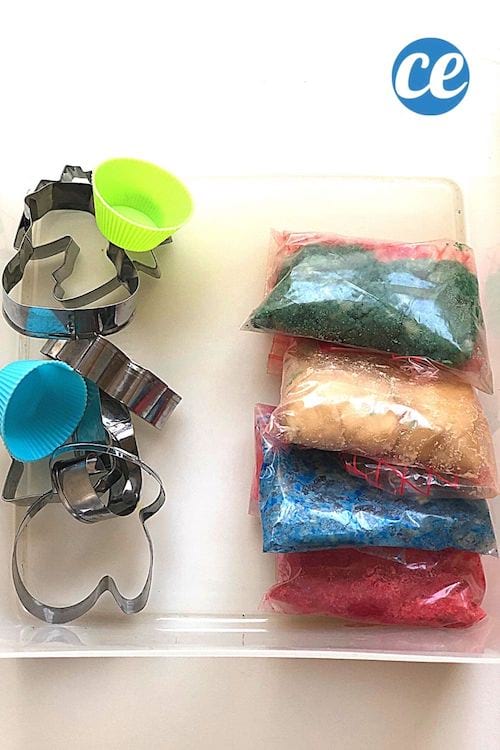 Du sable magique fait maison rangé dans des sacs en plastique