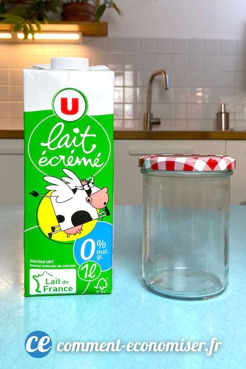 Faire une bonne mousse de lait avec du lait écrémé et un bocal en verre.