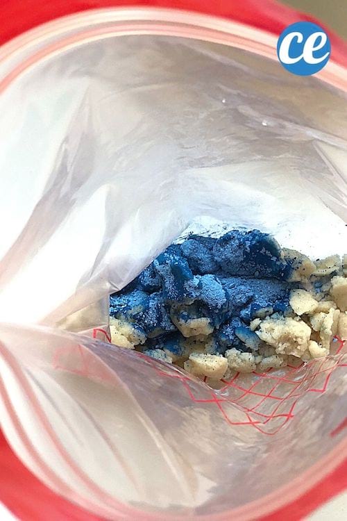 de la craie bleue en poudre mélangée à de la farine et huile dans un sac pour faire sable magique