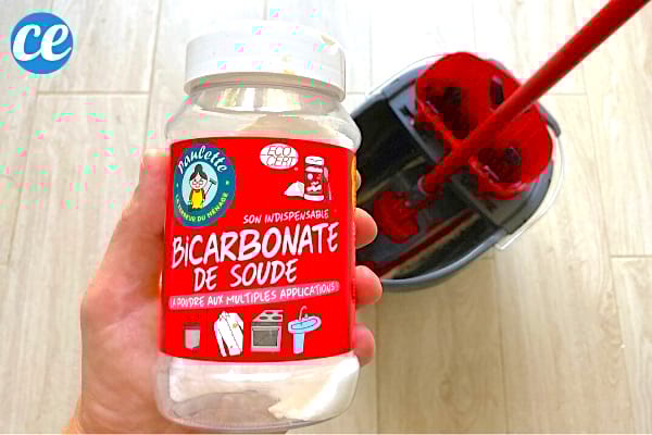 Du bicarbonate avec un carrelage super propre grâce à ce nettoyage naturel