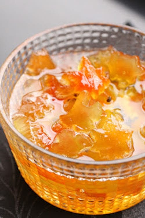 De l'écorce de pastèque confite dans un récipient en verre