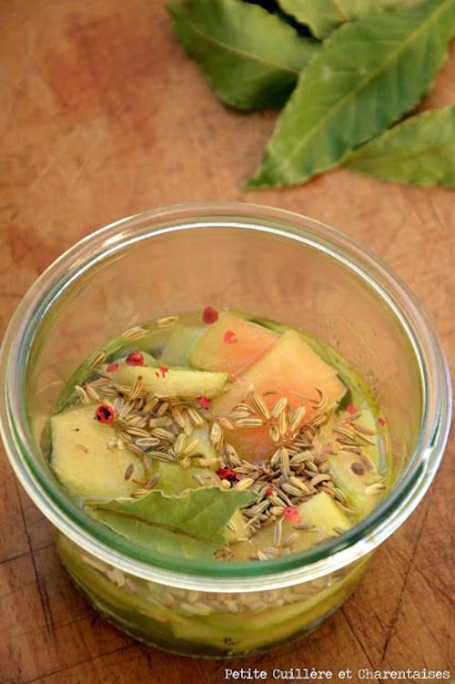 pickles d'écorce de pastèque dans un pot en verre