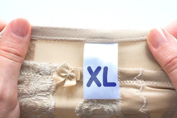 Choisir des vêtements XL pour éviter les boutons sur les fesses