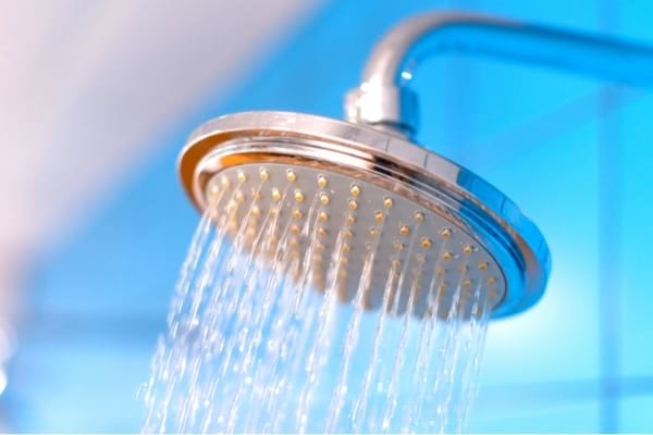 Une douche pour éviter les petits boutons sur les fesses