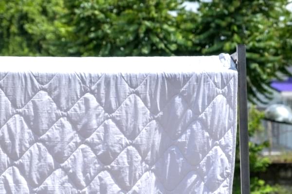 Comment laver une couette jaunie et la faire sécher au soleil ?