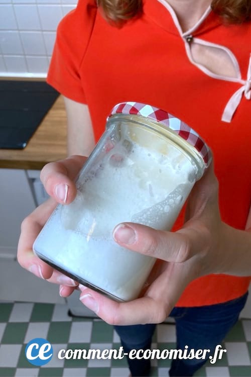 Faire de la mousse de lait : secouez du lait chaud dans on bocal en verre.