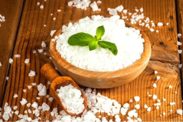 Du sel de mer contre les boutons sur les fesses