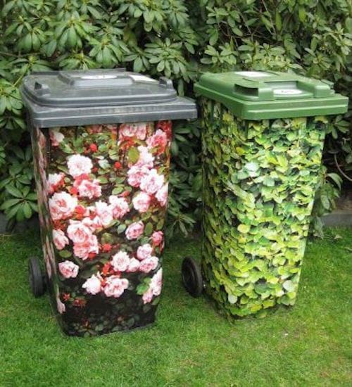 Deux poubelles extérieures avec des stickers de plantes dessus