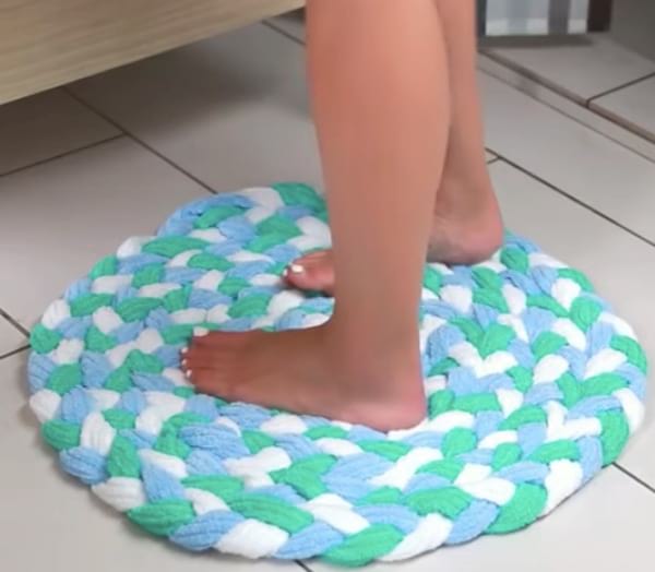 Vieilles serviettes en tapis de bain