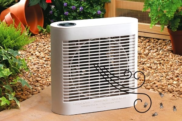 Un ventilateur pour éloigner les mouches naturellement dans le jardin