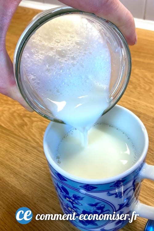 Versez le lait chaud dans la tasse.