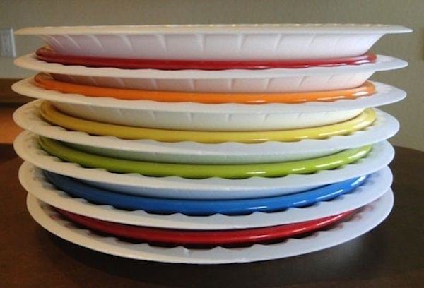 Plusieurs assiettes protégées l'unes sur l'autres