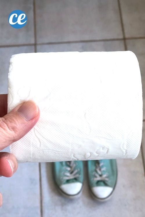 un rouleau de papier toilette pour blanchir ses baskets