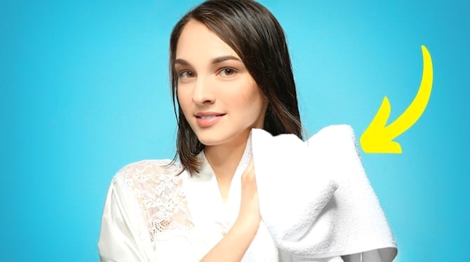 Une femme qui se sèchent les cheveux avec une serviette pour ne pas les abîmer